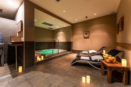 Indoor spa tub