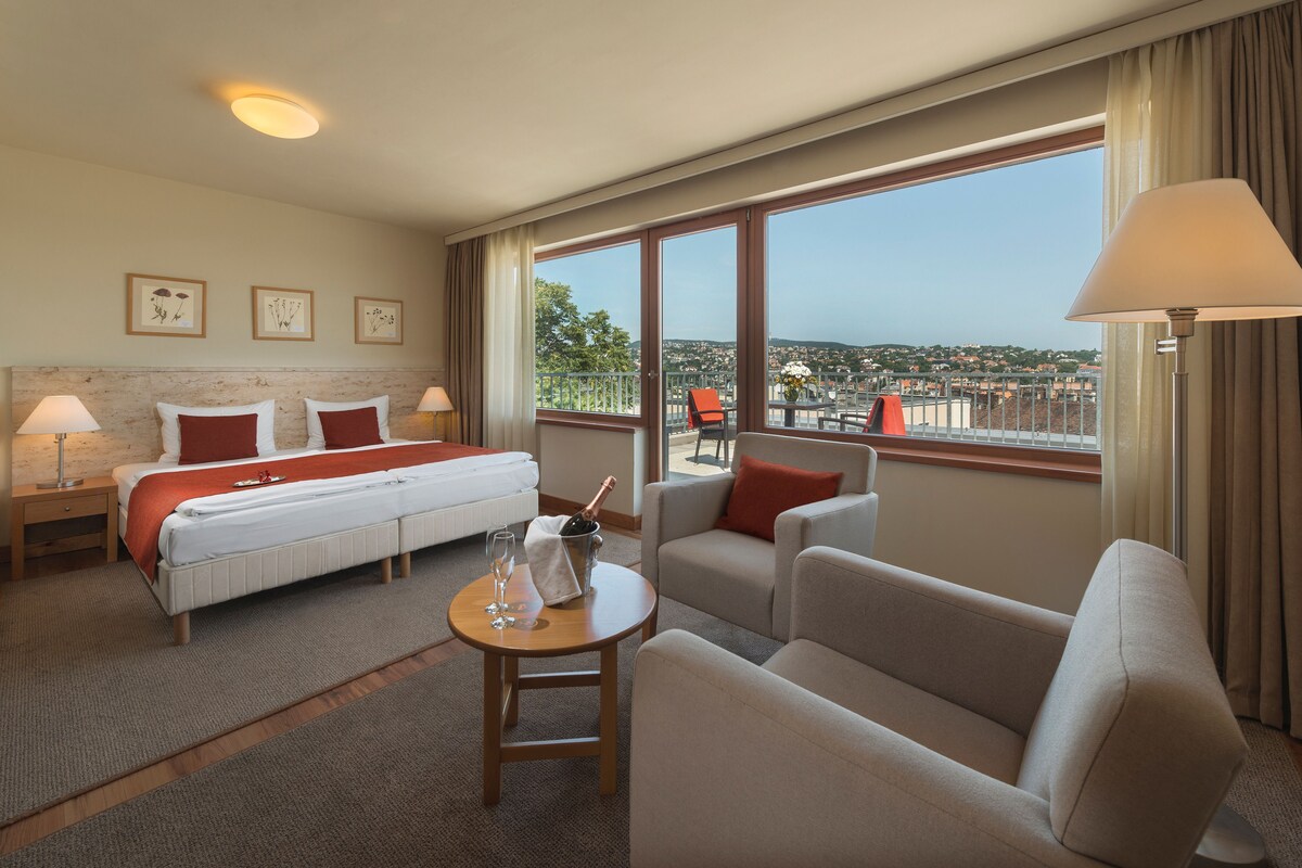 Premium bedding, in-room safe, desk, laptop workspace