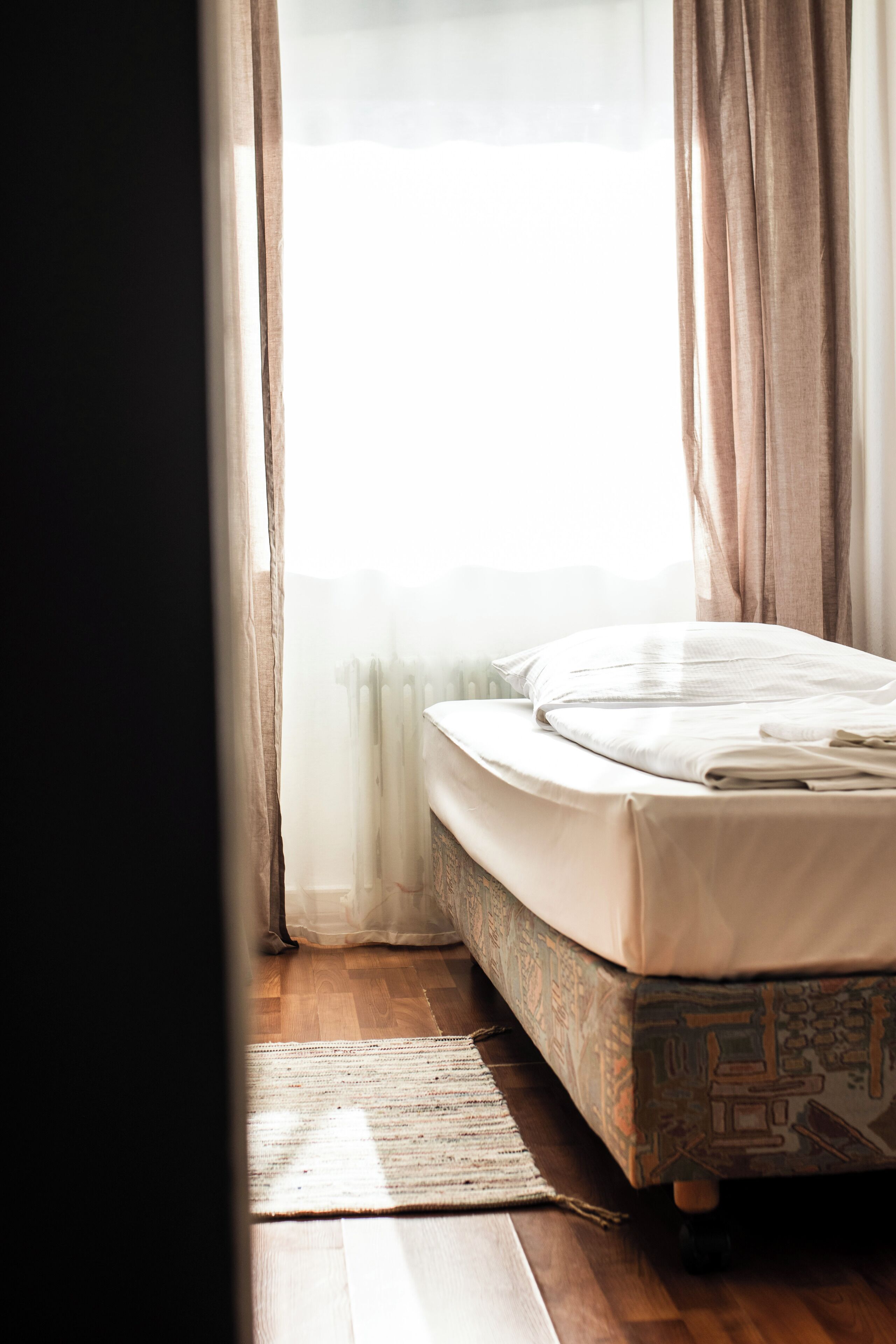 Habitación empresarial individual | Decoración personalizada, muebles diferentes y escritorio 