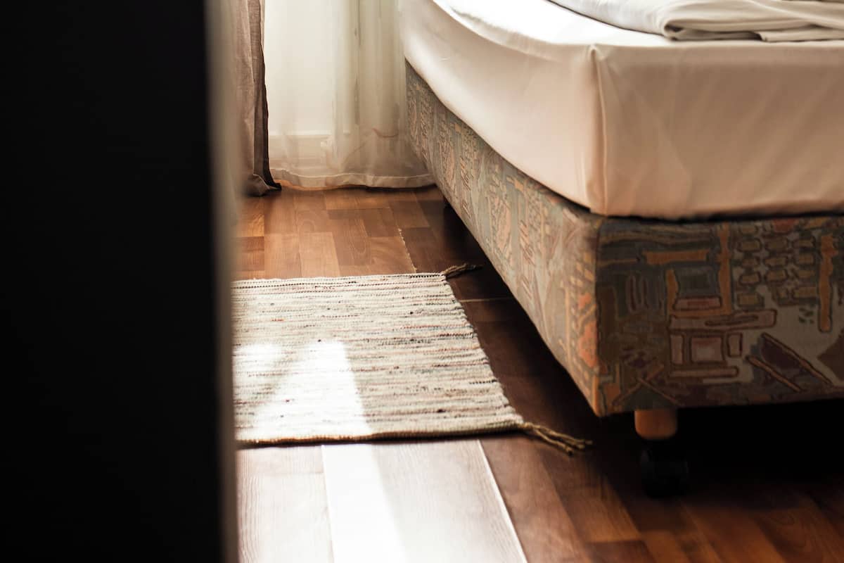 Habitación empresarial individual | Decoración personalizada, muebles diferentes y escritorio