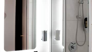 Dusche, kostenlose Toilettenartikel, Haartrockner, Handtücher