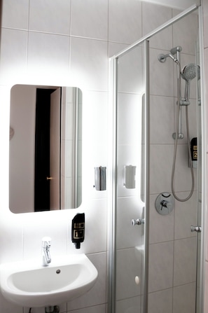 Dusche, kostenlose Toilettenartikel, Haartrockner, Handtücher