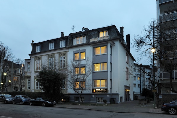 Fassade der Unterkunft – Abend/Nacht