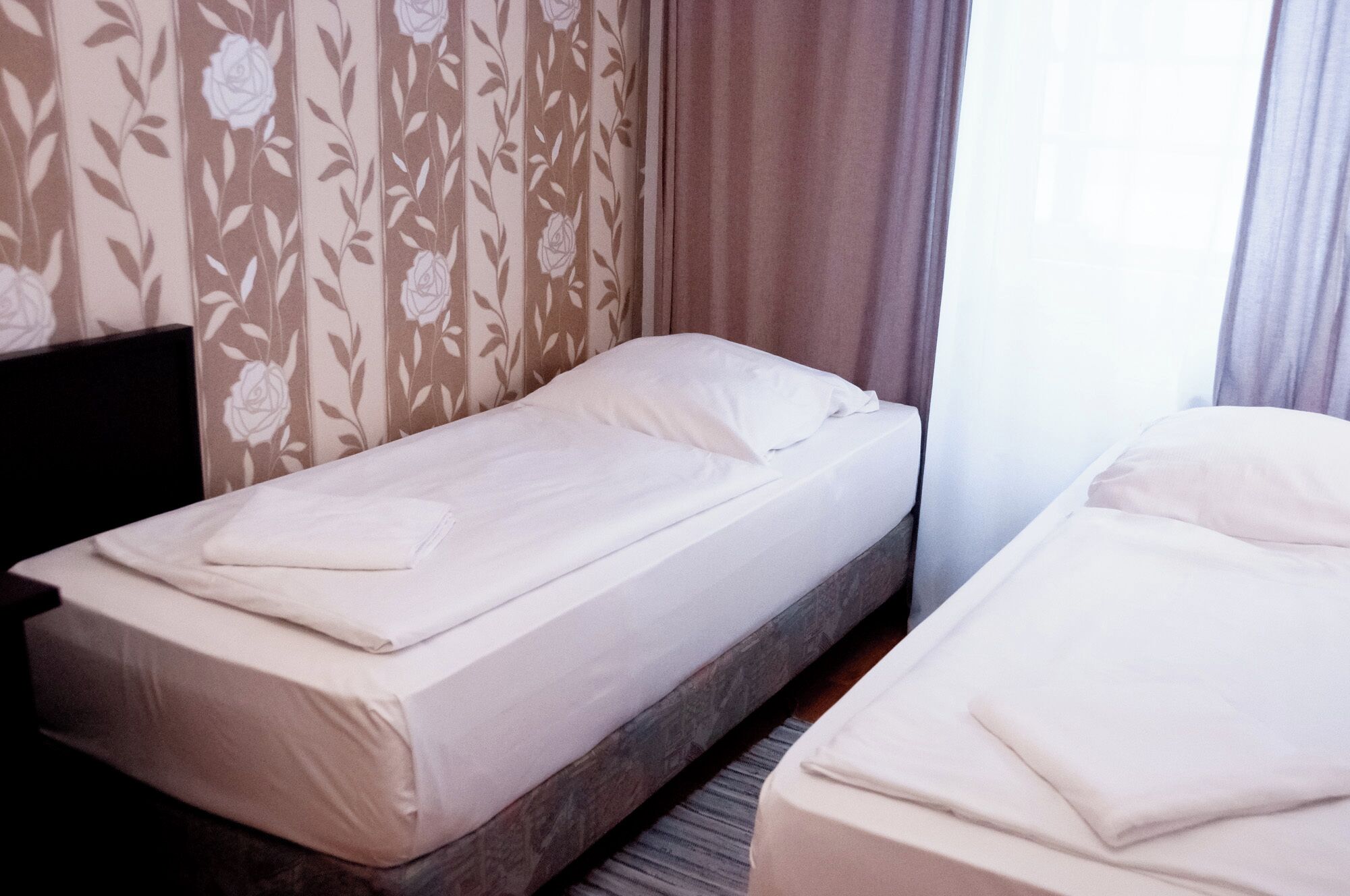 Habitación con 2 camas individuales | Decoración personalizada, muebles diferentes y escritorio 