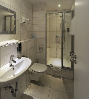 Amenidades de baño gratuitas, secadora de cabello, toallas 