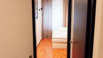 Twin Room | Individually decorated, individually furnished, desk, blackout curtains