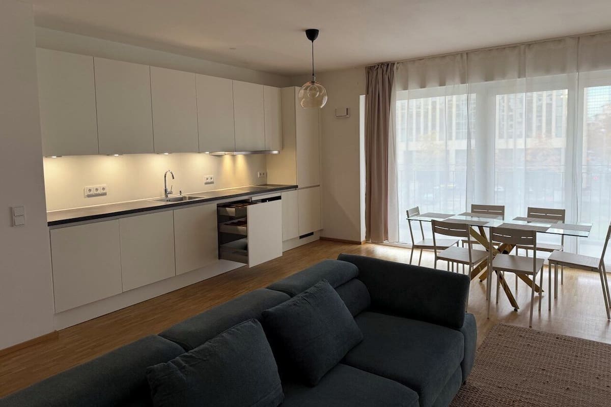 Deluxe-Apartment | Wohnbereich | 24-Zoll-Flachbildfernseher mit Kabelempfang, Fernseher