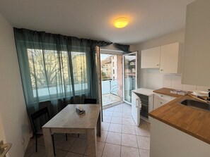 Classic-Apartment | Wohnbereich | 24-Zoll-Flachbildfernseher mit Kabelempfang, Fernseher