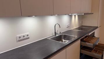 Appartement Deluxe | Cuisine privée | Bouilloire électrique, serviettes en papier