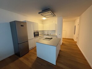 Deluxe Apartment | Living area | 24-inch flat-screen TV with cable channels, TV - Fair Hotel Villa Diana Westend (Frankfurt)