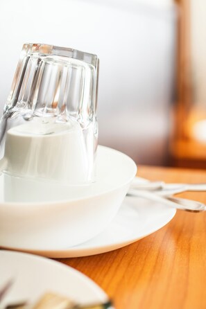 Business Single Room | In-room dining - Fair Hotel Villa Diana Westend (Frankfurt)