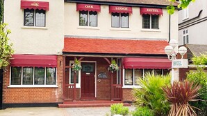 Exterior - Oak Lodge Hotel (Enfield)