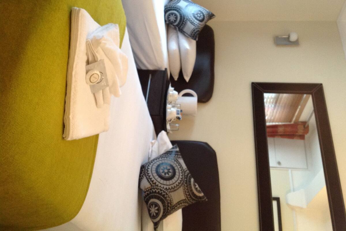 Twin Room, Ensuite | Premium bedding, iron/ironing board, WiFi (free), bed sheets