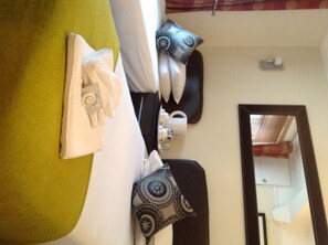 Twin Room, Ensuite | Premium bedding, iron/ironing board, free WiFi, bed sheets - Oak Lodge Hotel (Enfield)