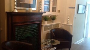 Lobby sitting area - Oak Lodge Hotel (Enfield)