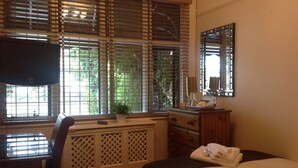 Double Room, Ensuite | Premium bedding, iron/ironing board, WiFi (free), bed sheets - Oak Lodge Hotel (Enfield)
