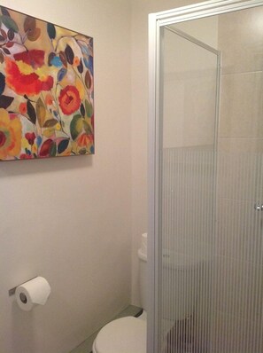Habitación individual, baño privado (opposite) | Baño | Regadera, amenidades de baño gratuitas, secadora de cabello, toallas 