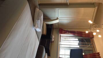 Twin Room, Ensuite | Premium bedding, iron/ironing board, free WiFi, bed sheets