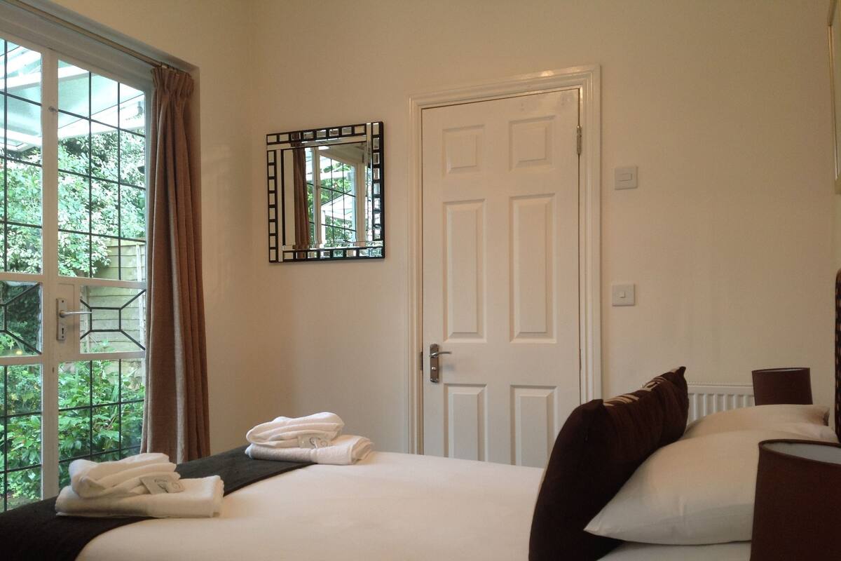 Double Room, Ensuite | Premium bedding, iron/ironing board, WiFi (free), bed sheets