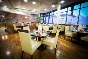 Breakfast served - Travelodge Dublin Airport South (Dublin)