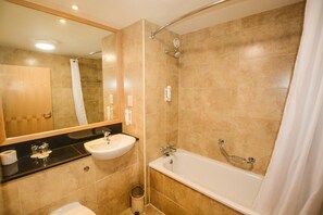 Chuveiro/banheira combinados, secador de cabelo, toalhas de banho 