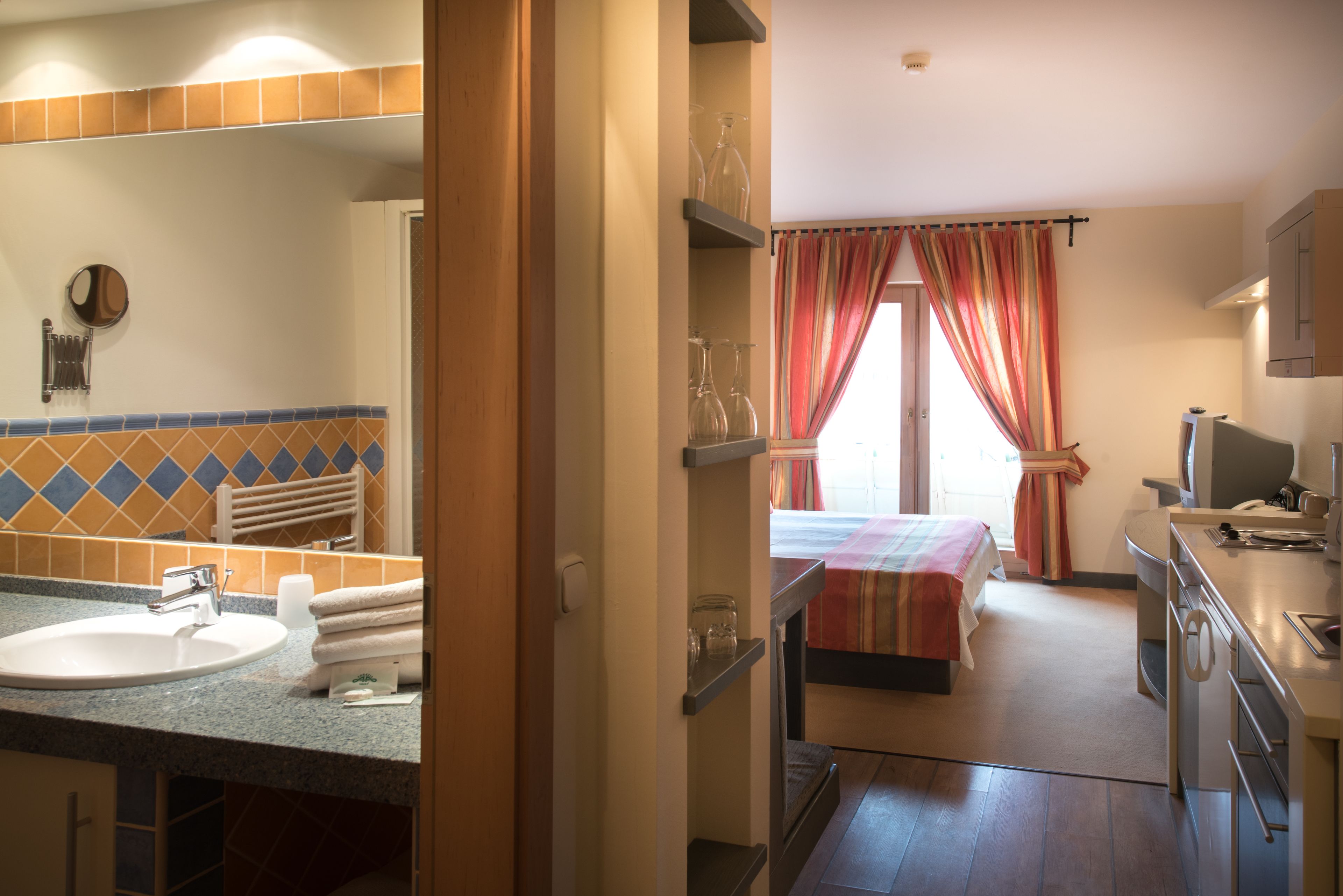 Studio, 1 chambre, vue ville | Coffres-forts dans les chambres, bureau, chambres insonorisées