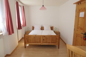 Double Room (Shared Toilet) | Individually decorated, cots/infant beds, free WiFi - Hotel Franziskaner (Chur)