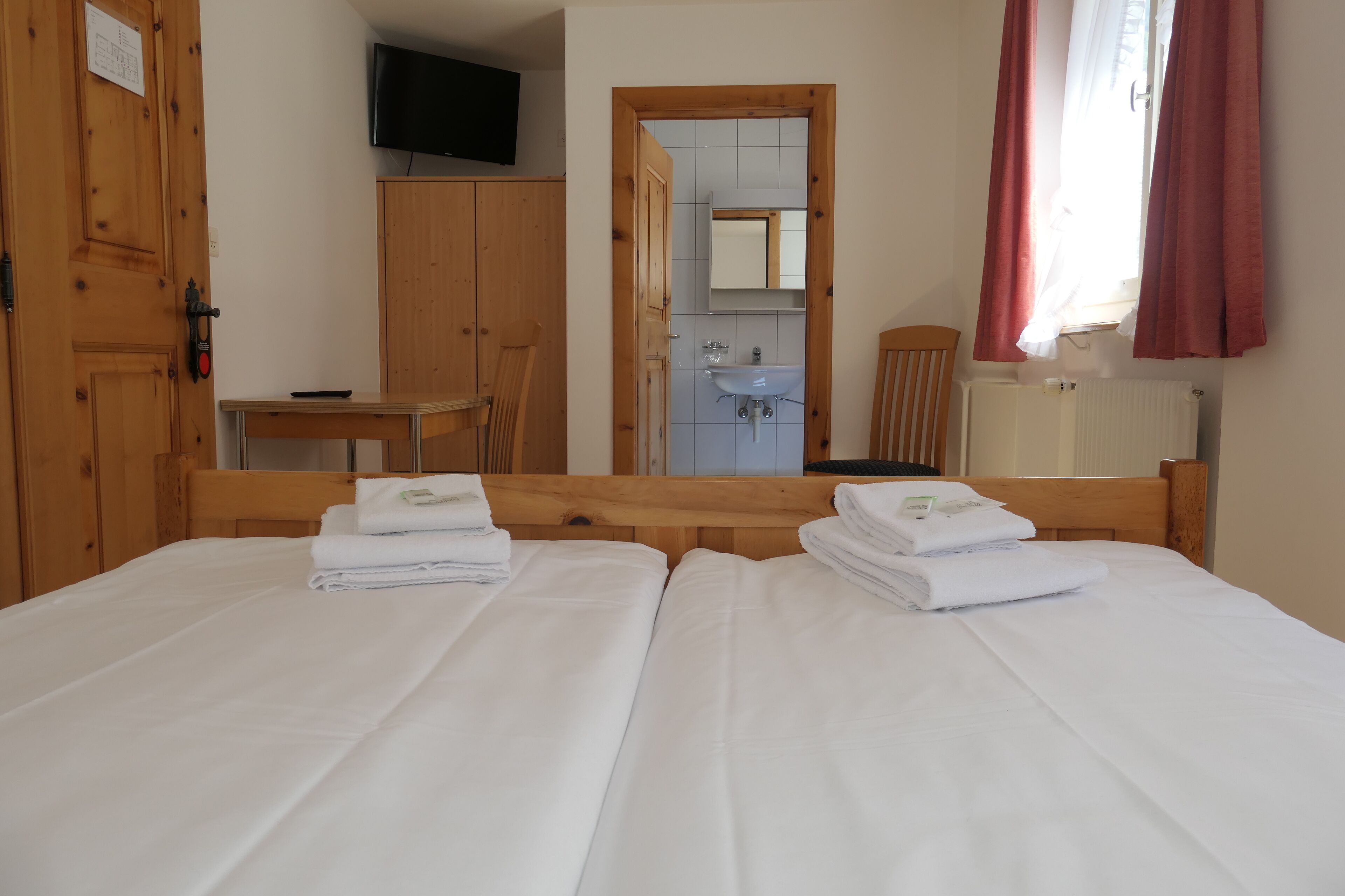 Chambre Double (Shared Toilet)