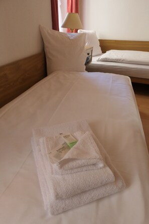 Chambre Confort avec lits jumeaux | Décor unique, lit de bébé (supplément), accÚs au Wi-Fi (inclus)