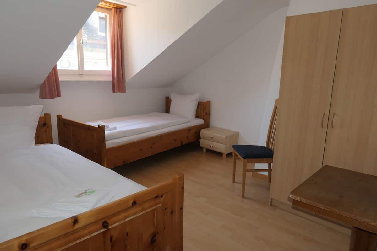 Zweibettzimmer (Shared Toilet)