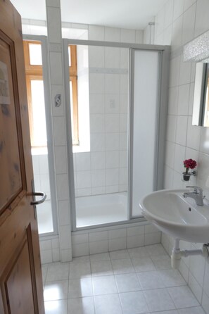 Bathroom shower - Hotel Franziskaner (Chur)