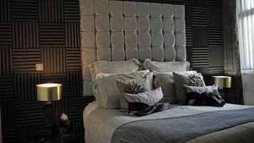 Double Room (Room 7) | Individually decorated