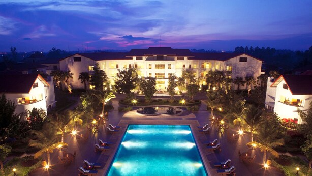2 outdoor pools, pool umbrellas, sun loungers - Paradise Angkor Villa Hotel (Siem Reap)