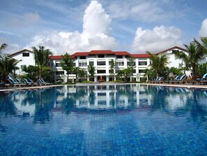 2 outdoor pools, pool umbrellas, pool loungers - Paradise Angkor Villa Hotel (Siem Reap)