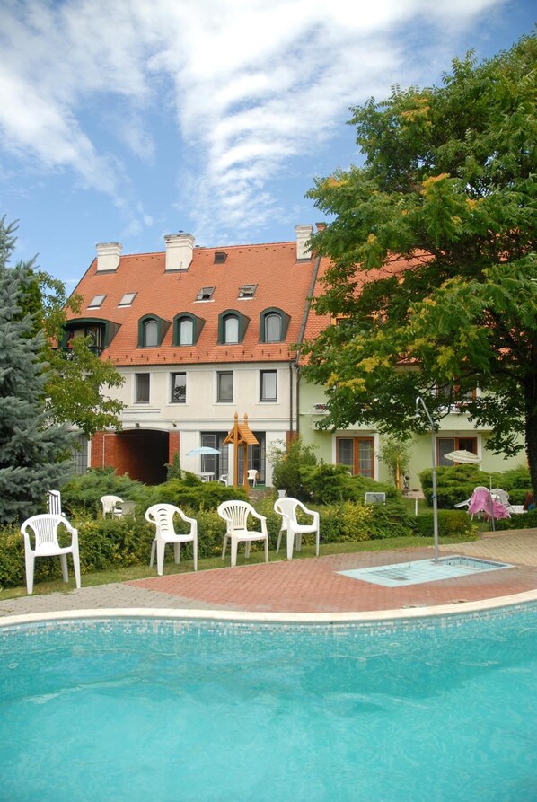 2 outdoor pools