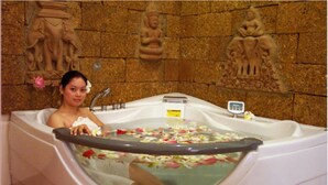 ساونا، حوض استحمام ساخن، علاجات للجسم، جلسات للعناية بالوجه