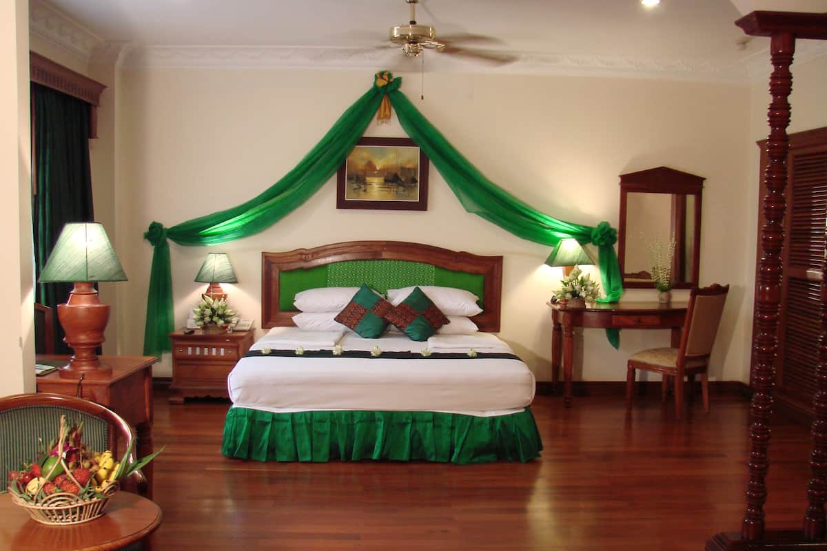 Junior Suite | Minibar, in-room safe, iron/ironing board, rollaway beds