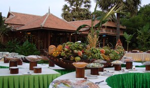 Outdoor banquet area - Apsara Angkor Resort & Conference (Siem Reap)