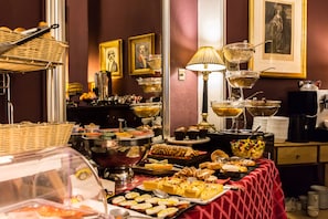 Daily English breakfast for a fee - Arosfa Hotel London by Compass Hospitality (London)