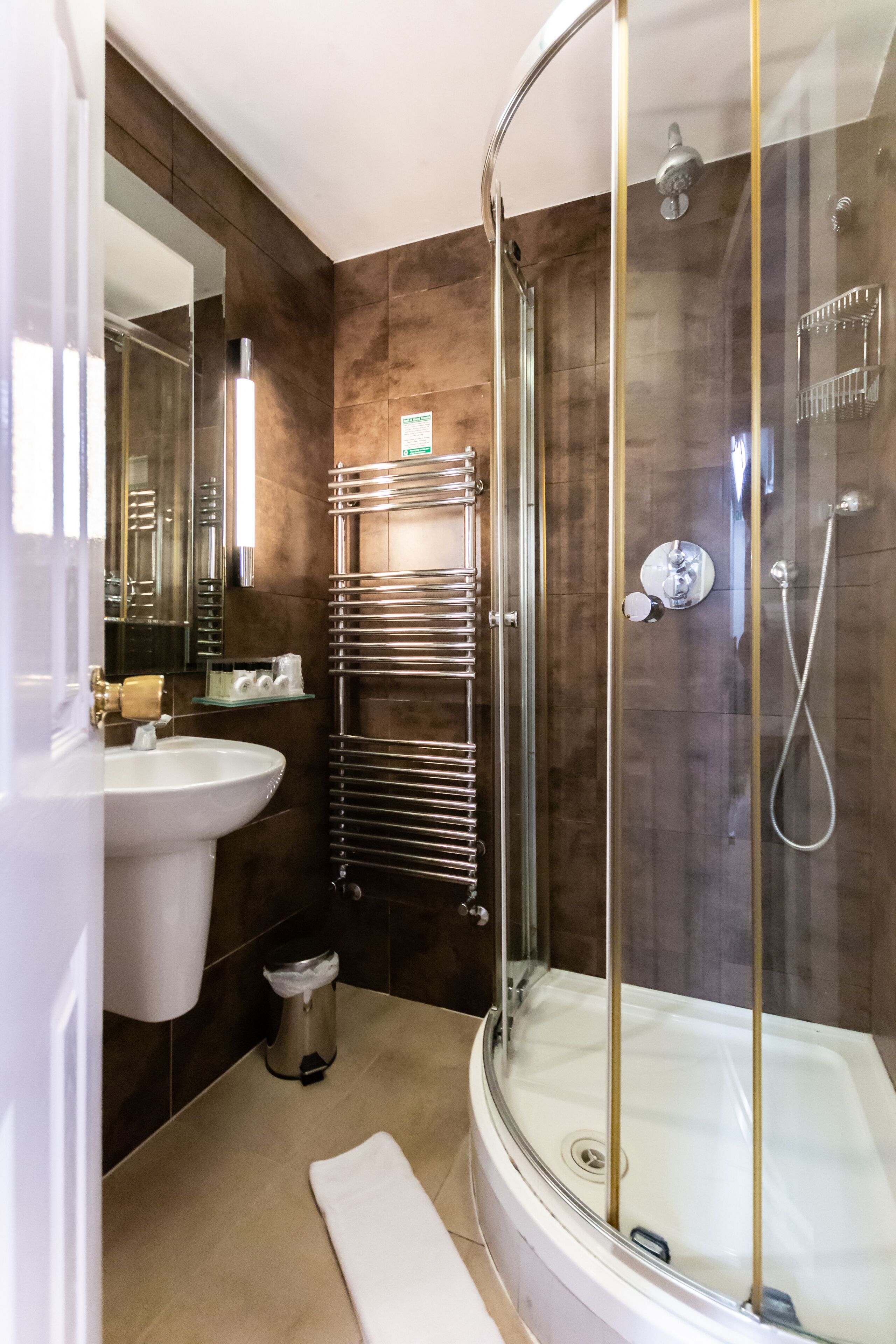 Basic Double Room | Bathroom | Shower, free toiletries, hair dryer, towels