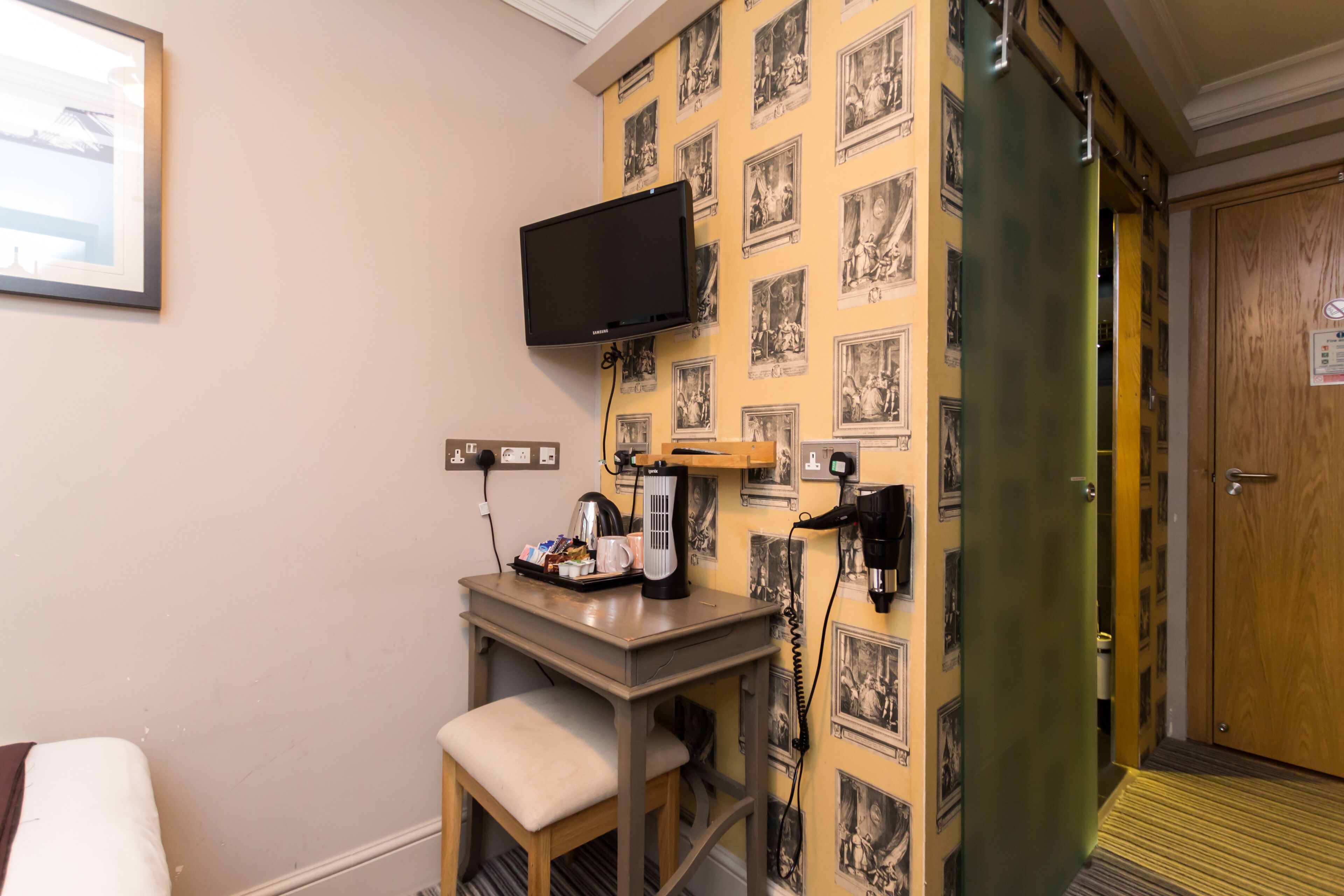 twin room | living area | 41-inch flat-screen tv with digital channels, tv