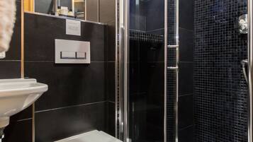 Einzelzimmer | Badezimmer | Dusche, kostenlose Toilettenartikel, Haartrockner, Handtücher