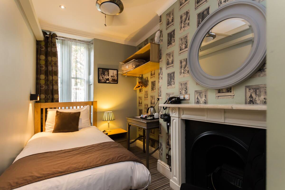 Single Room | Desk, iron/ironing board (on request), cribs (free), WiFi (free)