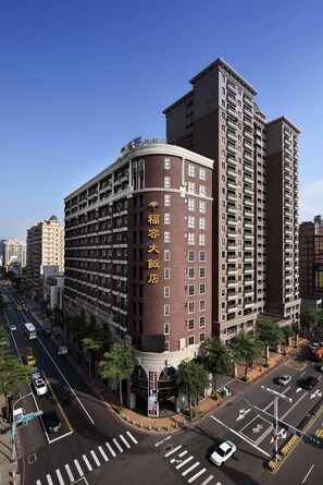 A multi-story hotel with a prominent sign on the side, a street view with vehicles, and a clear sky. - Fullon Hotel Taoyuan (Taoyuan City)