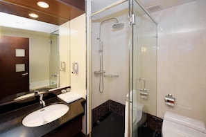 Deluxe Twin Room, 2 Single Beds | Bathroom | Shower, free toiletries, hair dryer, slippers