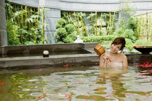 A person in a pool with water lilies and a bamboo backdrop. - Fullon Hotel Taoyuan (Taoyuan City)