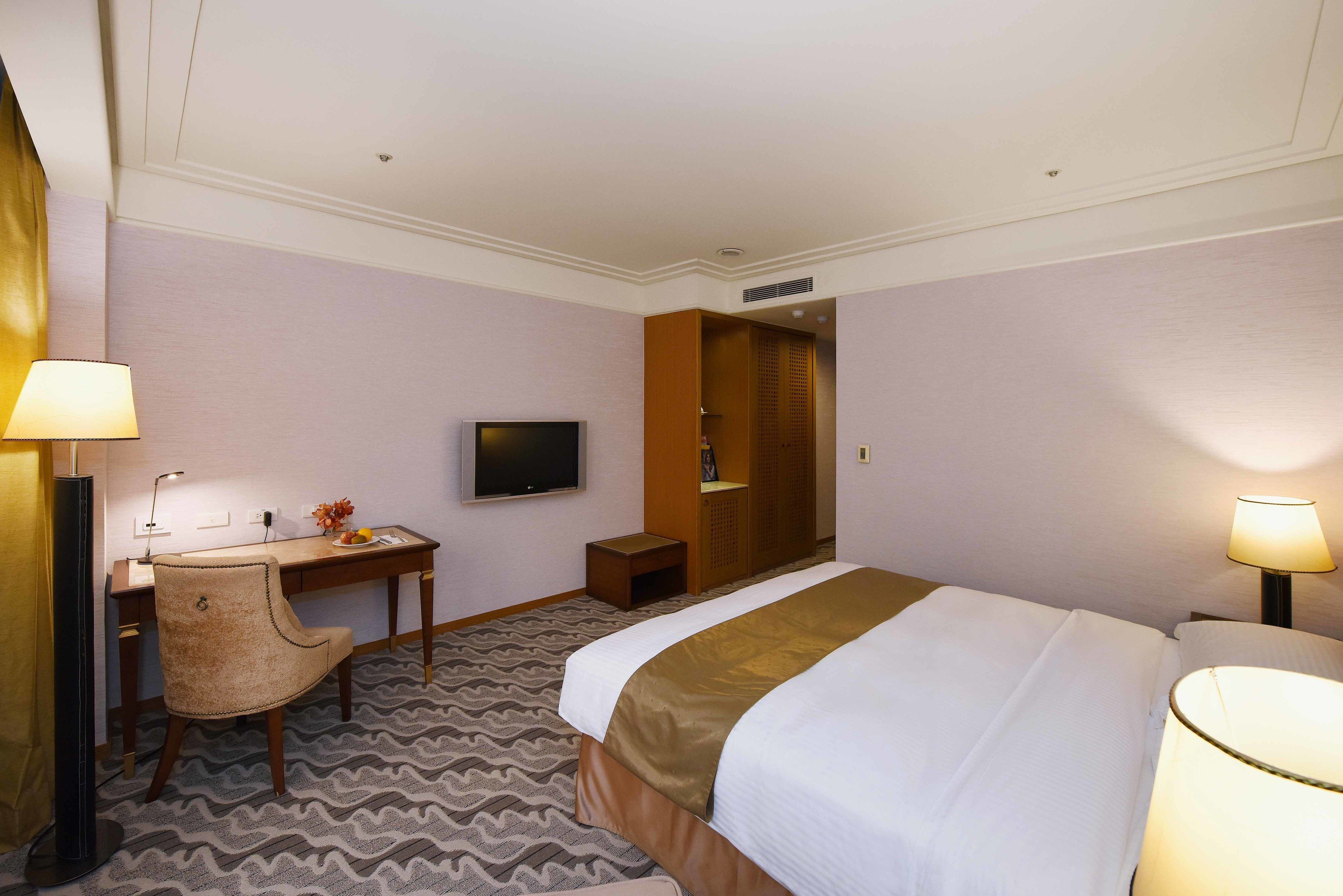 deluxe double room | in-room safe, desk, iron/ironing board, free wifi