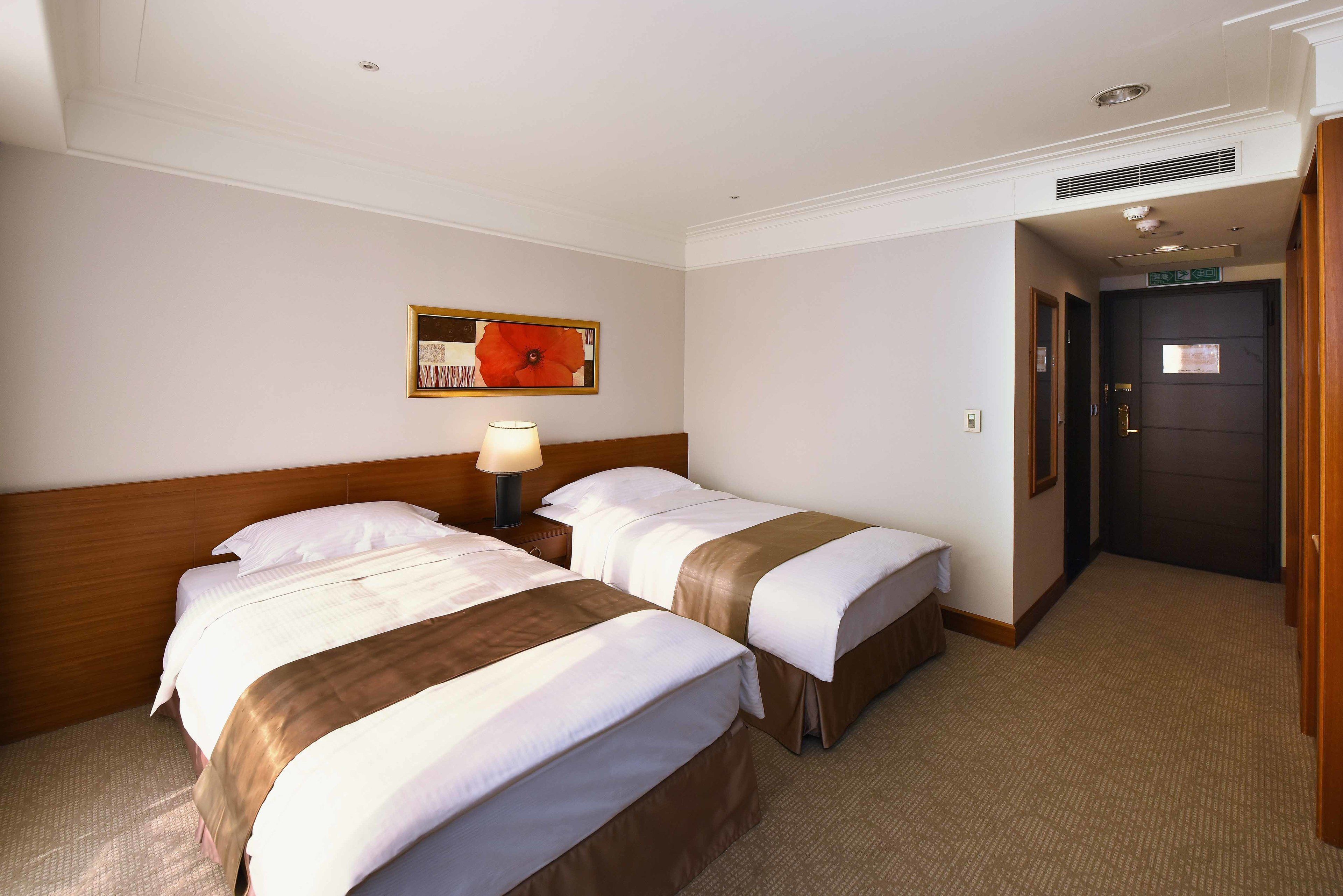 deluxe twin room, 2 single beds | in-room safe, desk, iron/ironing board, free wifi