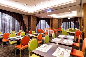 Daily buffet breakfast (TWD 580 per person)