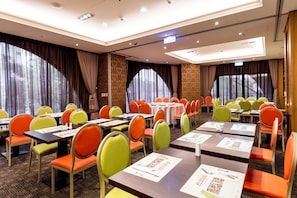 Daily buffet breakfast (TWD 580 per person)